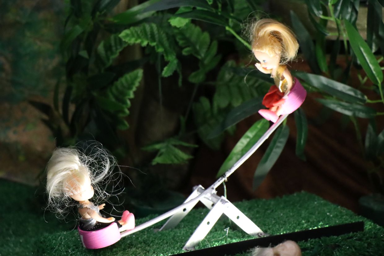 Ta ruchoma szopka zaskakuje. Są tu m.in. dinozaury [ZDJĘCIA, VIDEO]