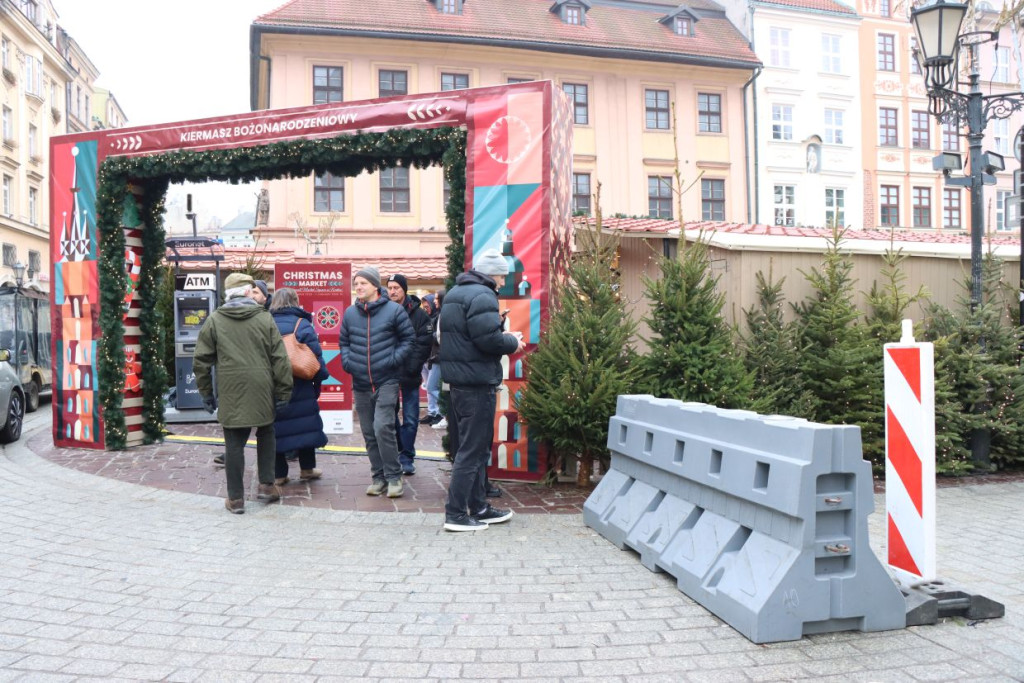 Kraków wzmacnia ochronę jarmarków. Betonowe blokady już ustawione [ZDJĘCIA]