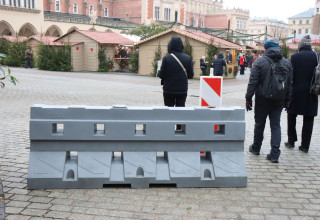 "Barykady - zapory na Rynku Głównym w Krakowie"