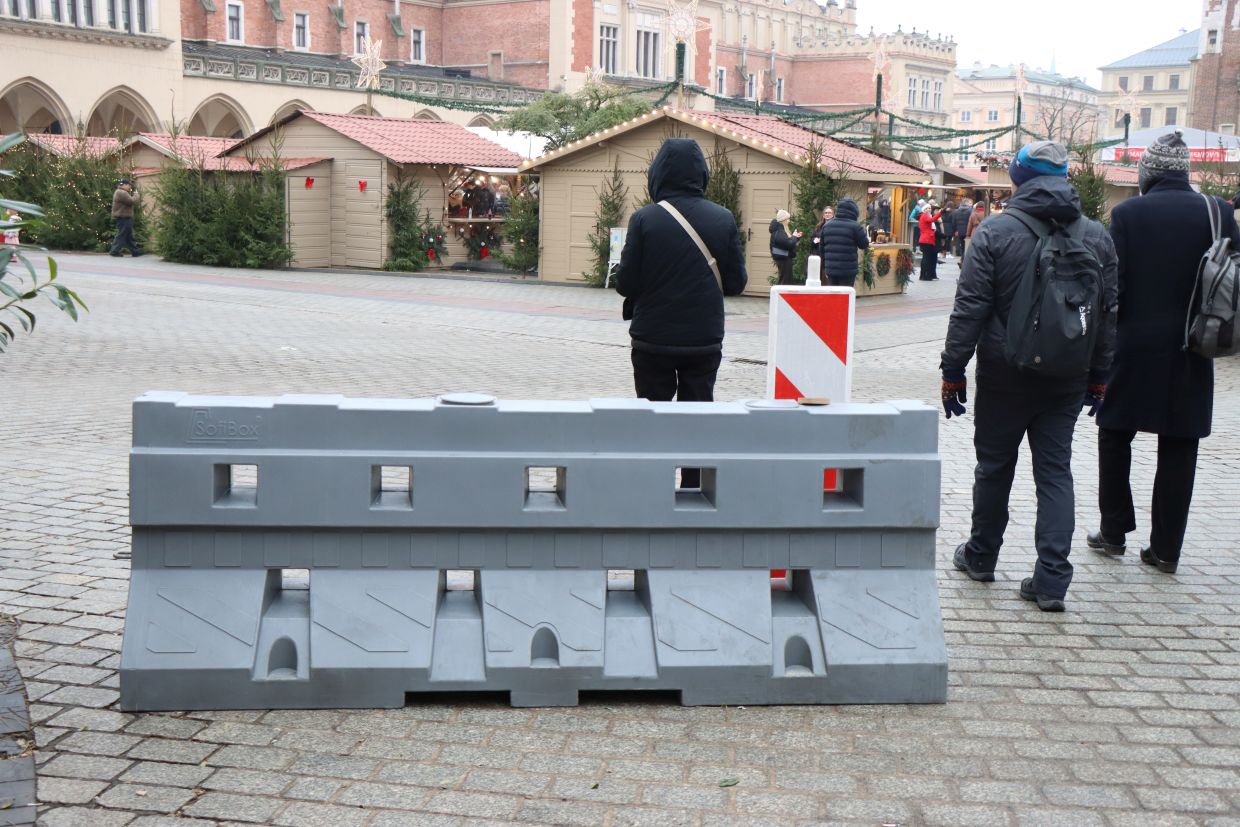 Kraków wzmacnia ochronę jarmarków. Betonowe blokady już ustawione [ZDJĘCIA]
