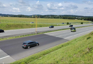 "Samochody jadące autostradą w okolicy Balic"
