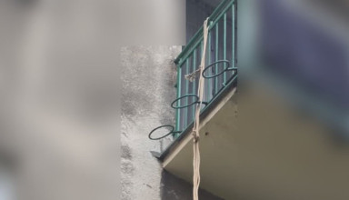 "Mężczyzna uciekł przez balkon"