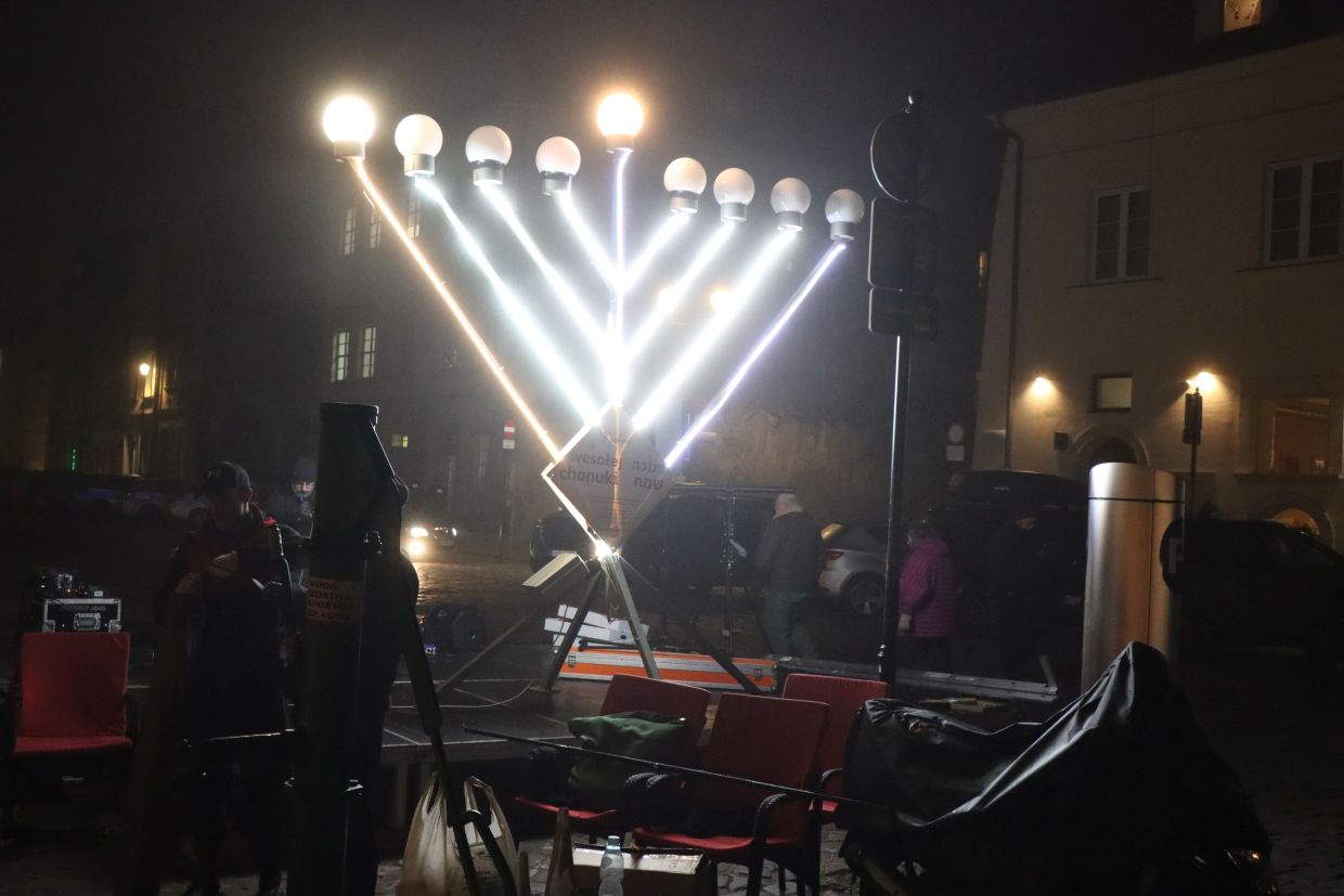 Trzymetrowa chanuka rozświetliła ul. Szeroką w Krakowie [ZDJĘCIA]