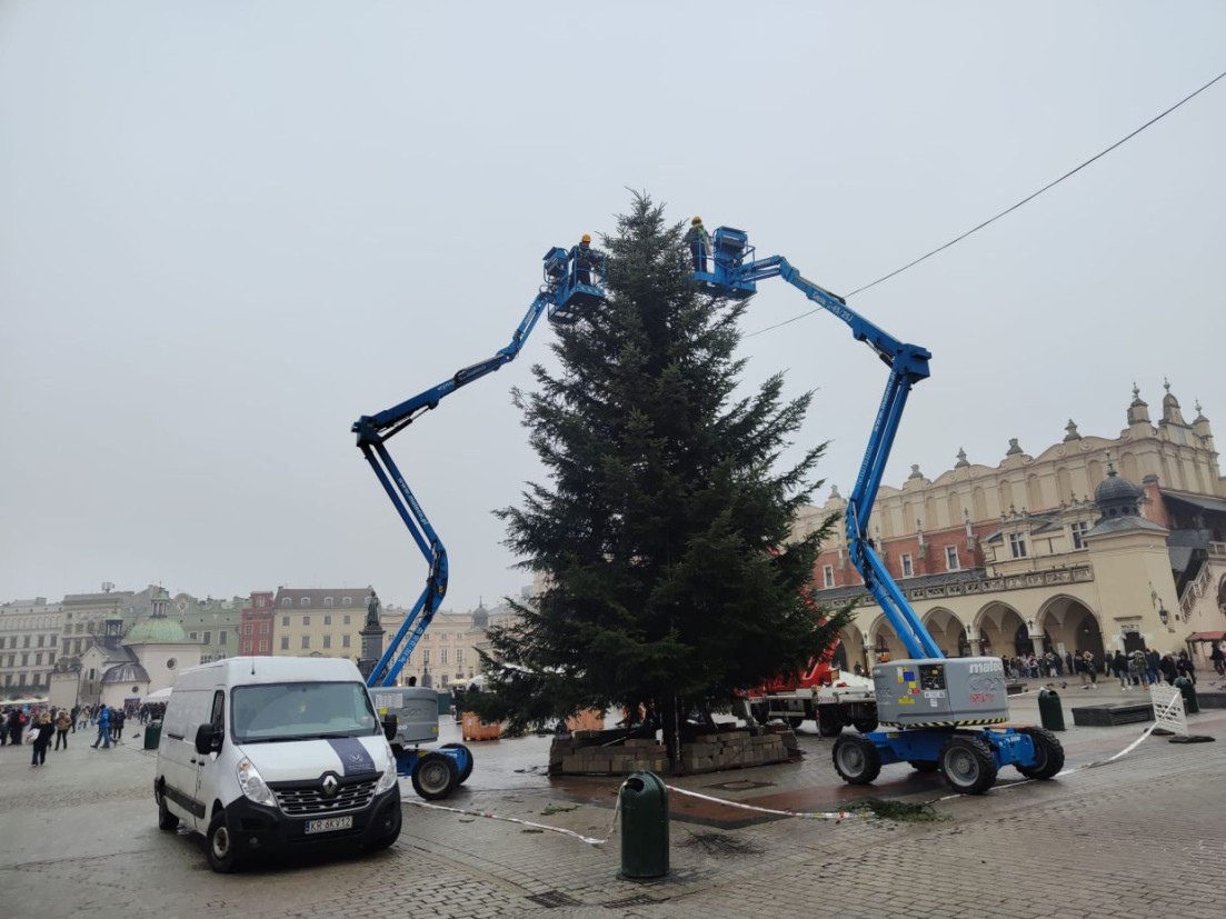 Przygotowania do rozświetlenia choinki na Rynku Głównym [ZDJĘCIA]