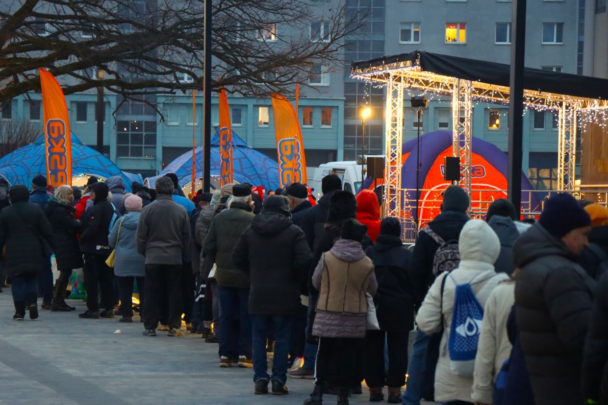Długa kolejka po darmowego karpia. Wydarzenie cieszyło się ogromnym zainteresowaniem [ZDJĘCIA]