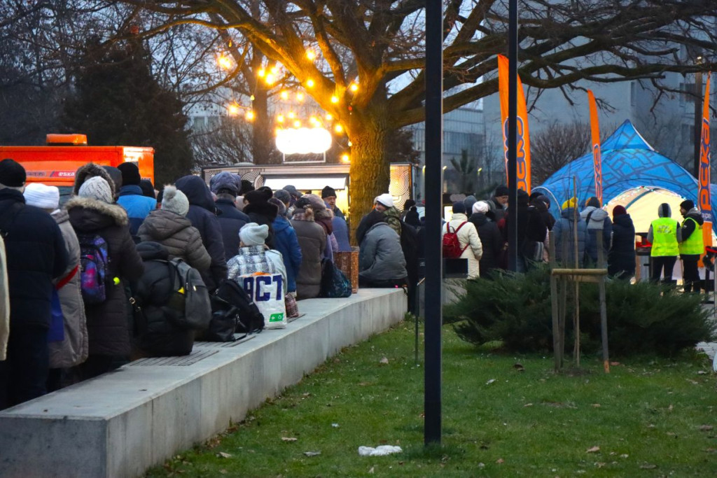 Długa kolejka po darmowego karpia. Wydarzenie cieszyło się ogromnym zainteresowaniem [ZDJĘCIA]