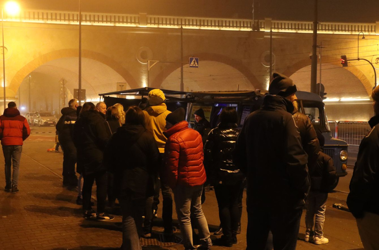 Kiełbaski z niebieskiej Nyski w Krakowie. Nocna kolejka pod Halą Targową