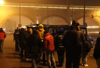 "Nocna kolejka do kiełbasek z niebieskiej Nyski pod Halą Targową w Krakowie"