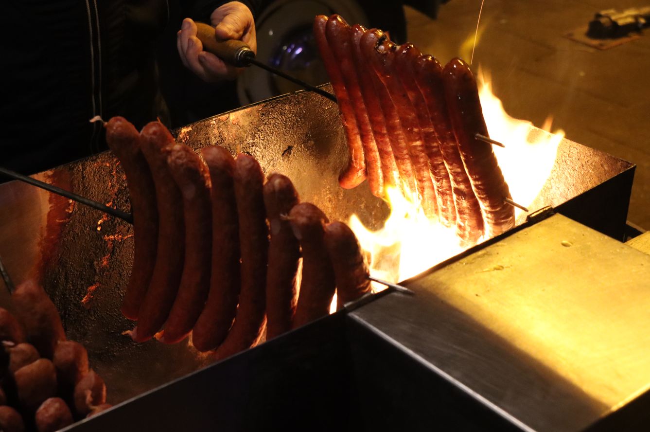 Kiełbaski z niebieskiej Nyski w Krakowie. Nocna kolejka pod Halą Targową