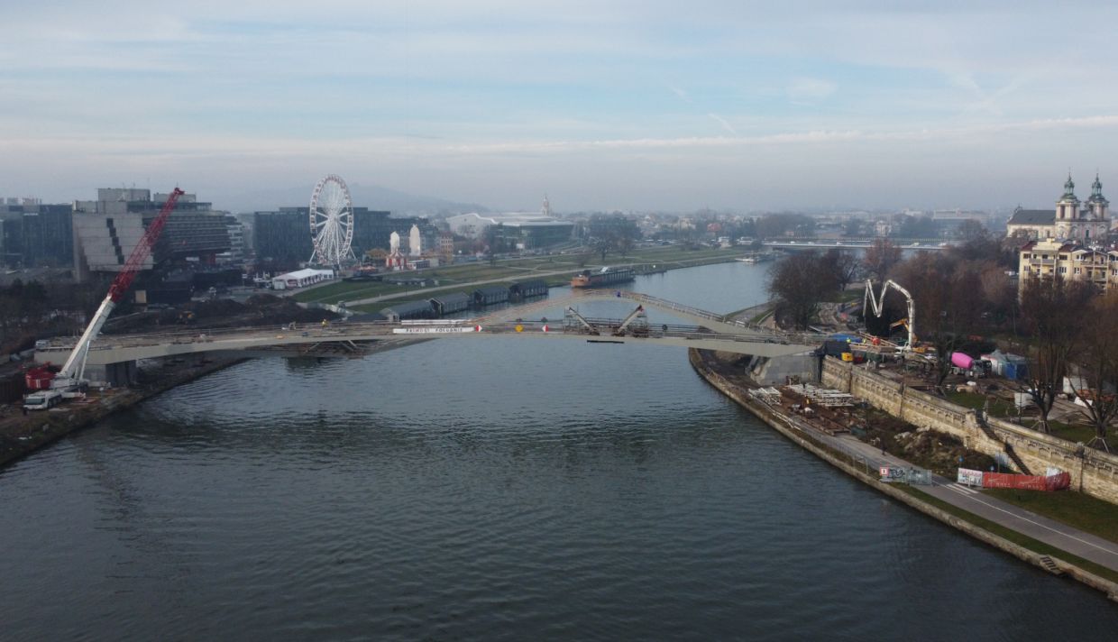 Kładka Kazimierz–Ludwinów nad Wisłą. Konstrukcja już dominuje w krajobrazie