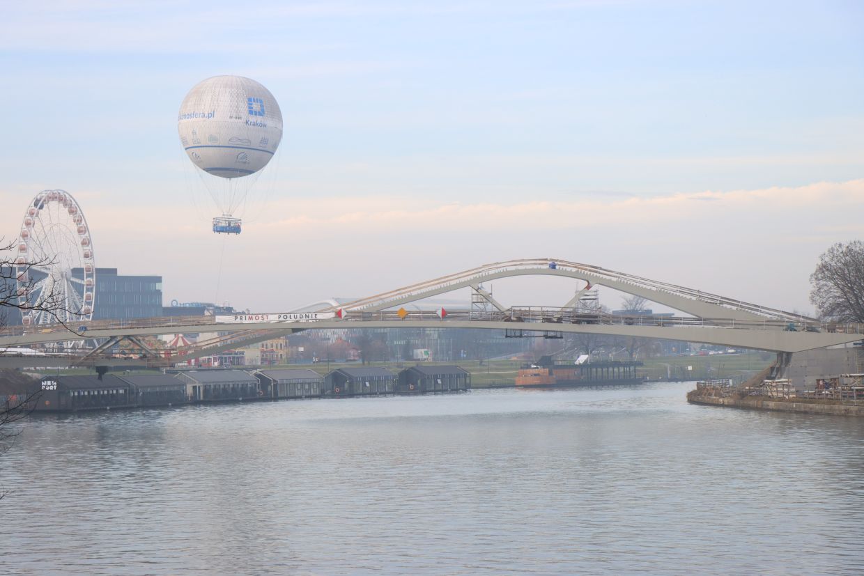 Kładka Kazimierz–Ludwinów nad Wisłą. Konstrukcja już dominuje w krajobrazie