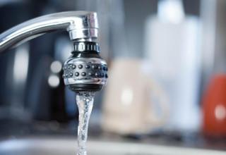 "woda lejąca się z kranu"