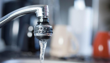 "woda lejąca się z kranu"