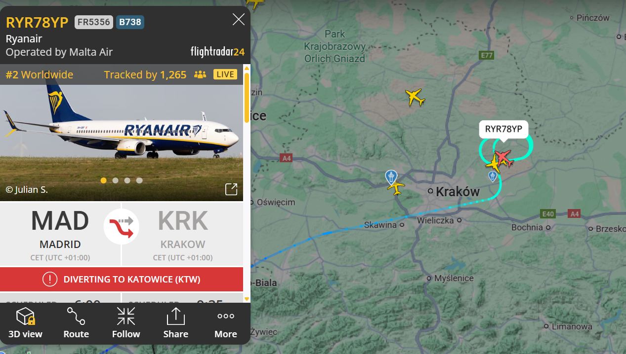 Krakowskie lotnisko walczy z mgłą. Podróżni muszą uzbroić się w cierpliwość