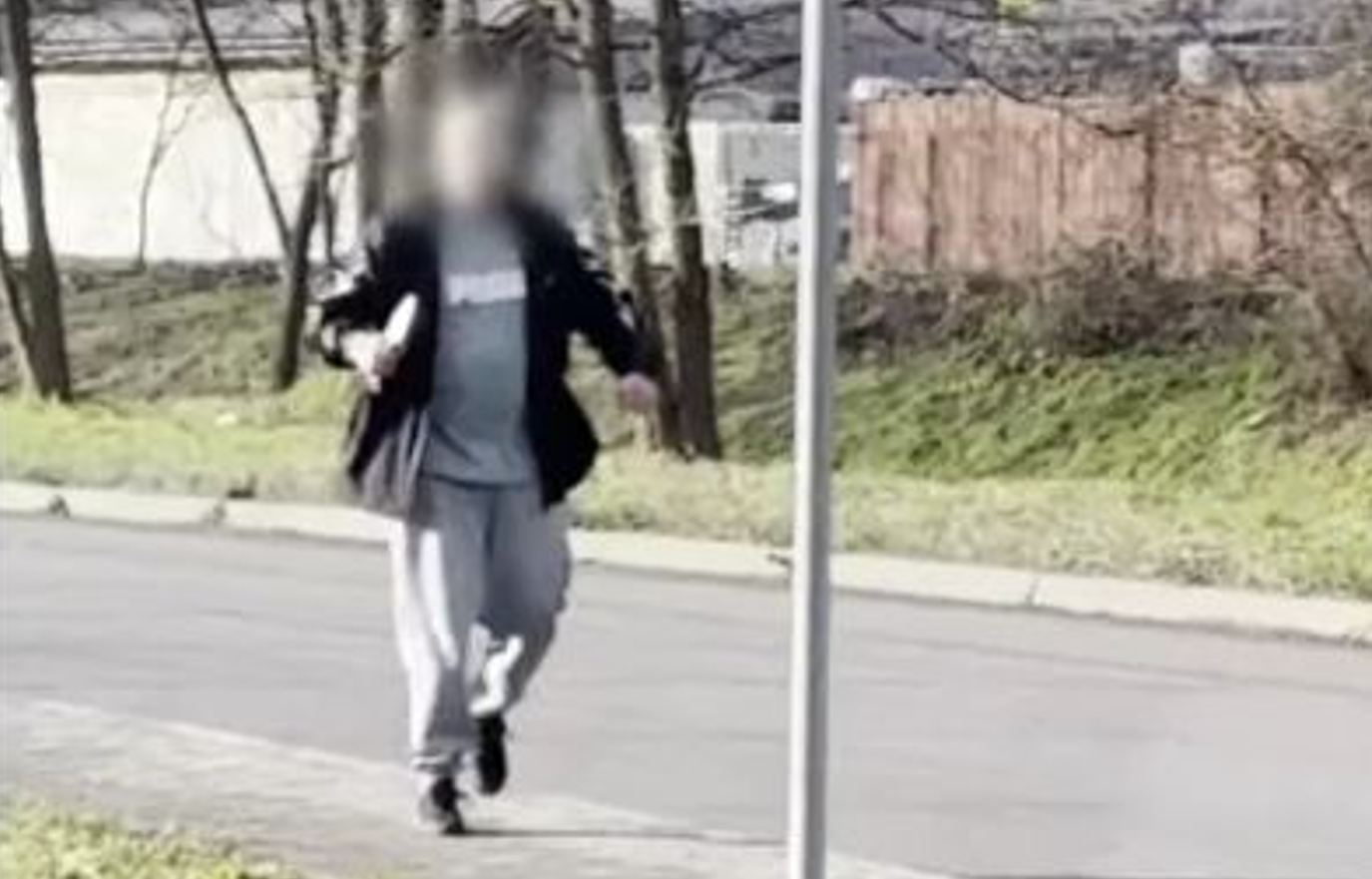 Policja pokazuje nagranie z akcji. Sekundy przed śmiertelnym strzałem do nożownika