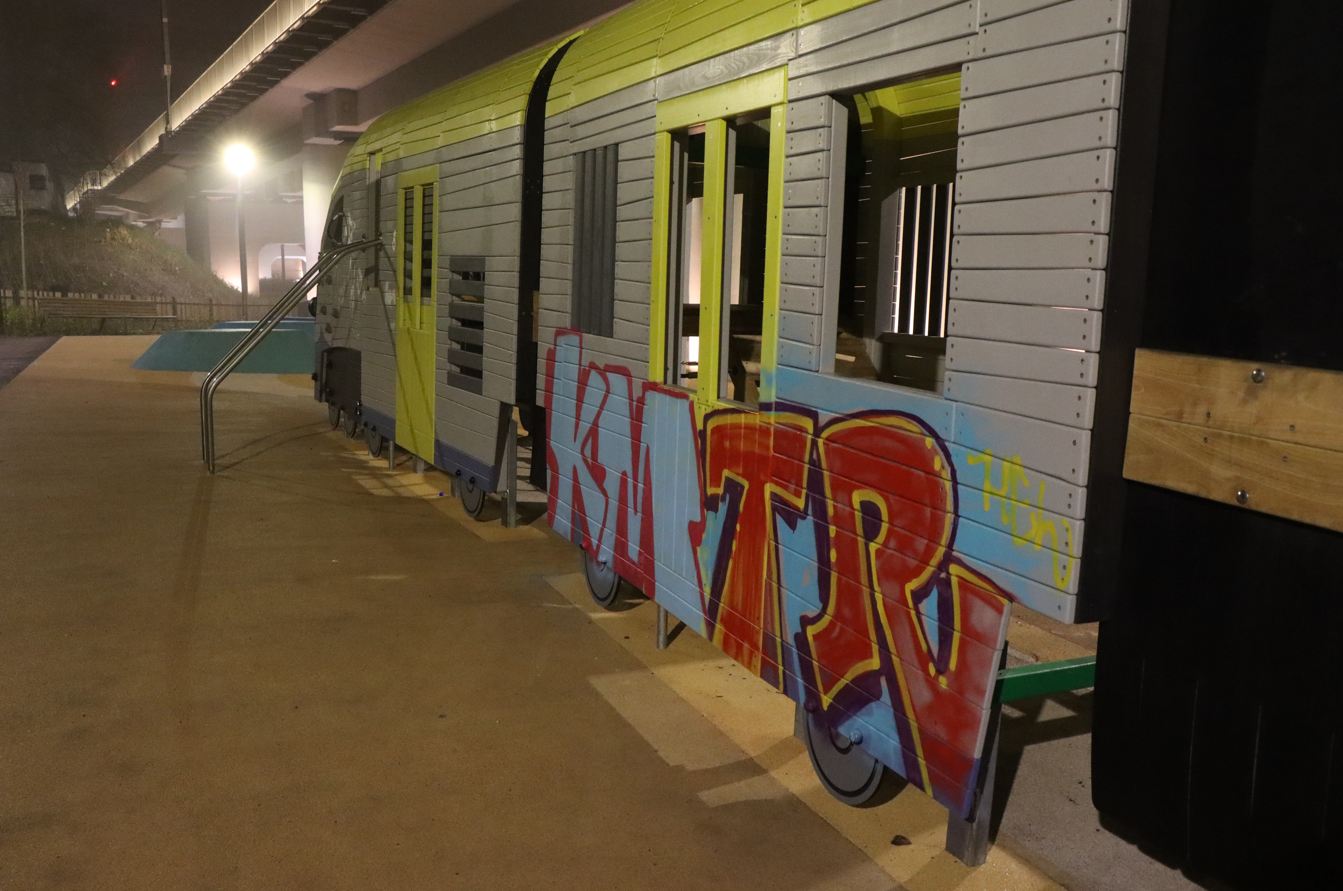 Mieszkańcy alarmują: Nowy pociąg w parku Kolejowym zniszczony [ZDJĘCIA]