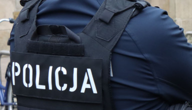 "Policjant stojący tyłem"