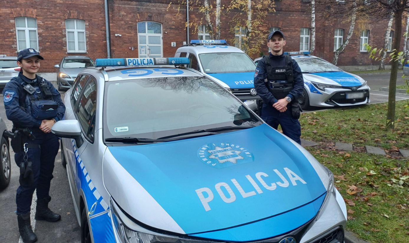 Dramatyczna akcja w Krakowie. Mundurowi uratowali niepełnosprawną 66-latkę z płomieni [NAGRANIE]