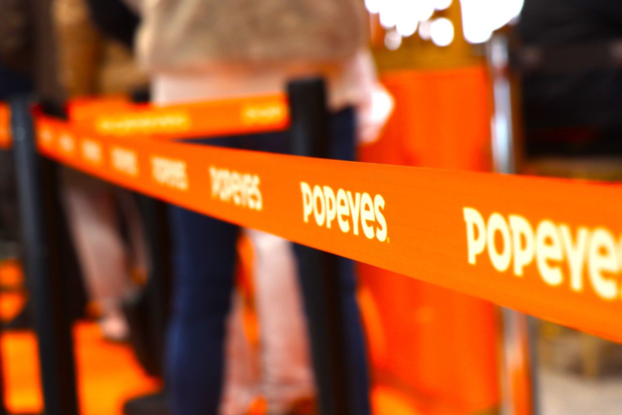 Popeyes w Galerii Krakowskiej już działa. Klienci dostali darmowe Chicken Sandwich [ZDJĘCIA]