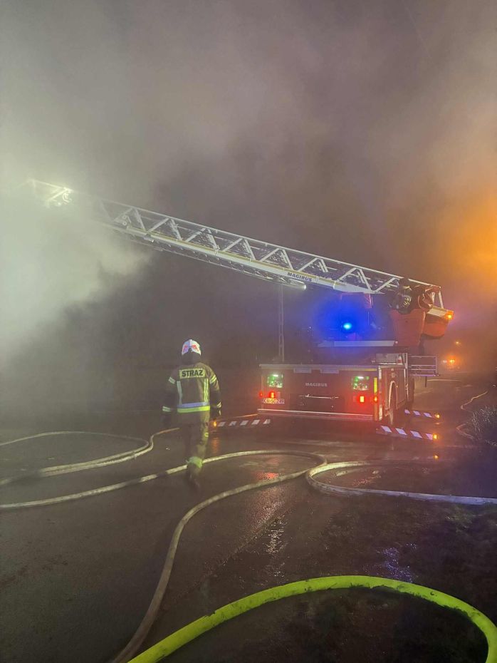 Nocny pożar w Rącznej. Płonął budynek gospodarczy [ZDJĘCIA]