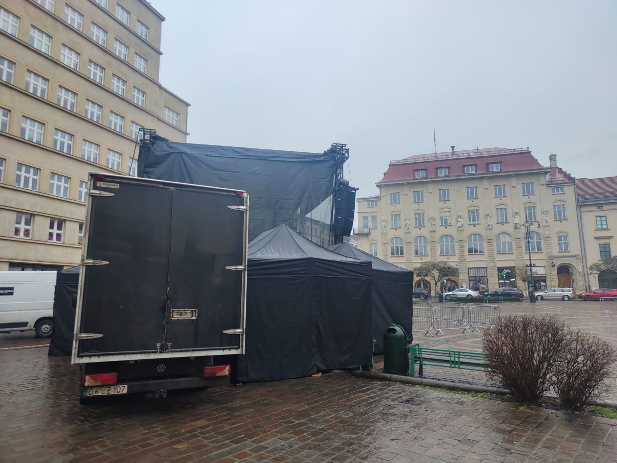 Na placu Szczepańskim ustawiono scenę. Start koncertu o 16:00