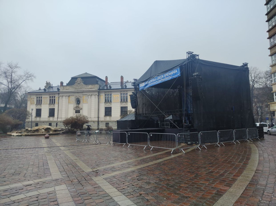Na placu Szczepańskim ustawiono scenę. Start koncertu o 16:00