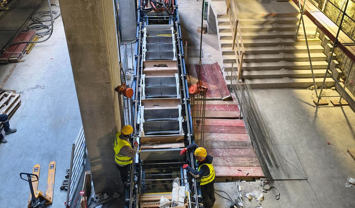Montaż schodów ruchomych na stacji Rondo Polsad