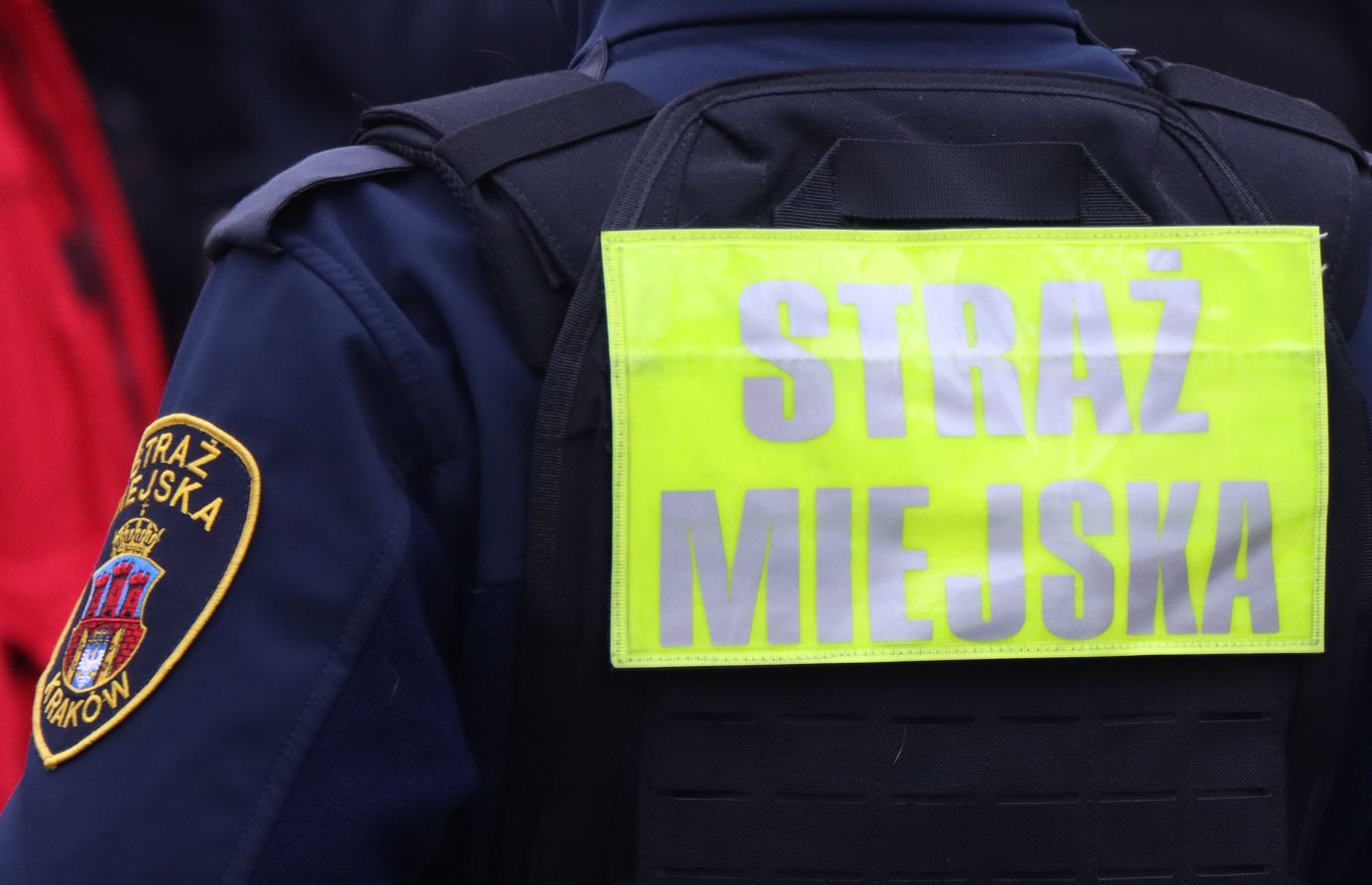 Trujący dym nad krakowskim osiedlem. Strażnicy przyłapali mężczyznę na gorącym uczynku