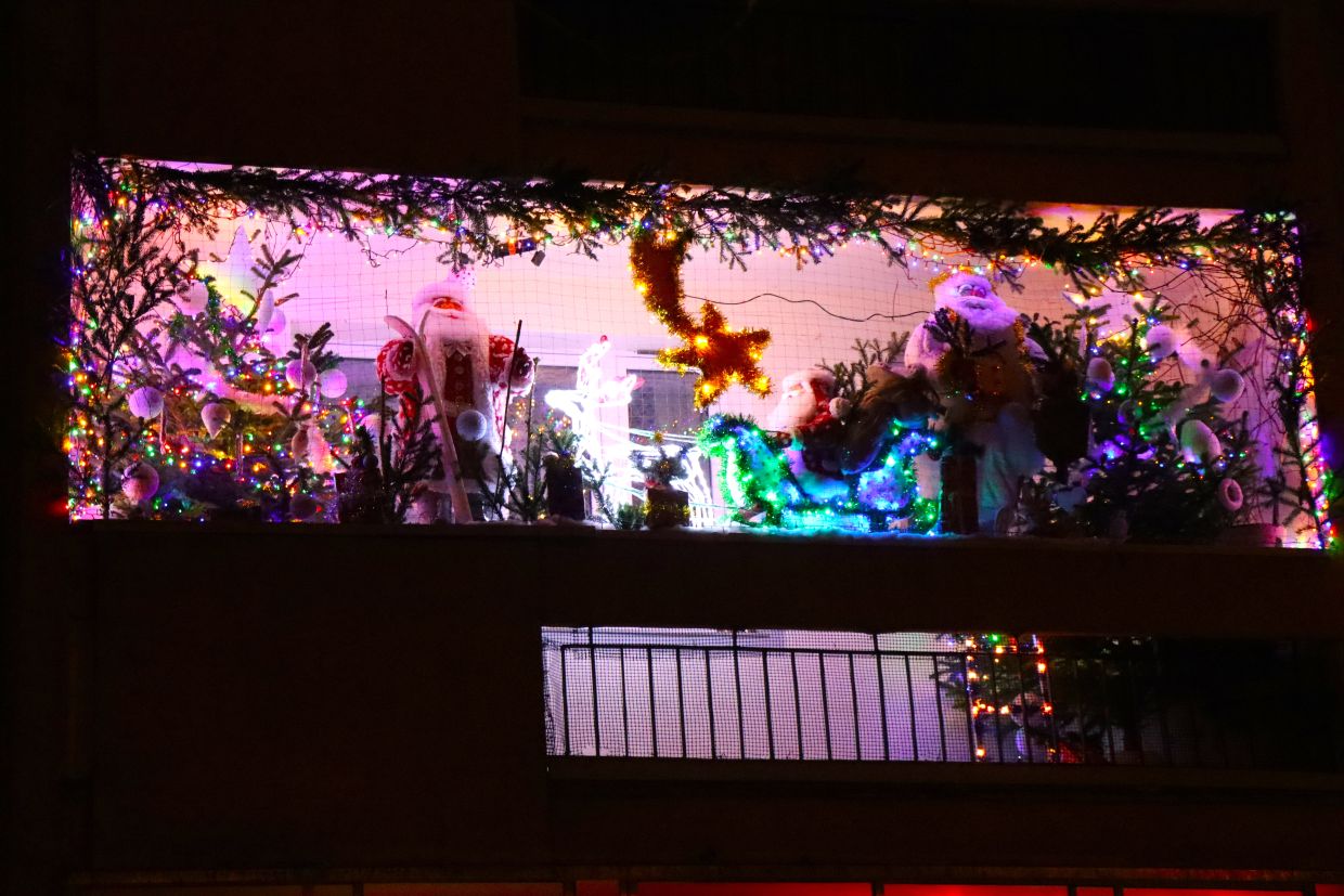 Czy to najładniejszy świąteczny balkon w Krakowie? Ten widok zachwyca mieszkańców [ZDJĘCIA]