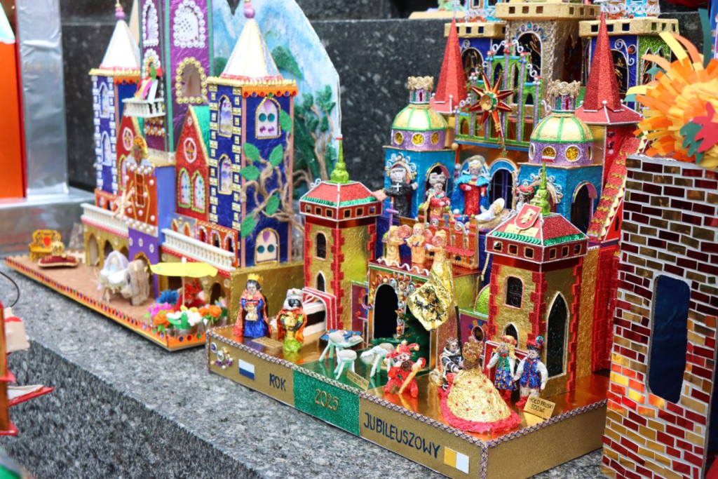 Na Rynku Głównym zaprezentowano wyjątkowe szopki krakowskie [ZDJĘCIA]