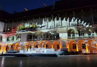 "Iluminacje świetlne na dziedzińcu arkadowym Zamku Królewskiego na Wawelu w Krakowie"