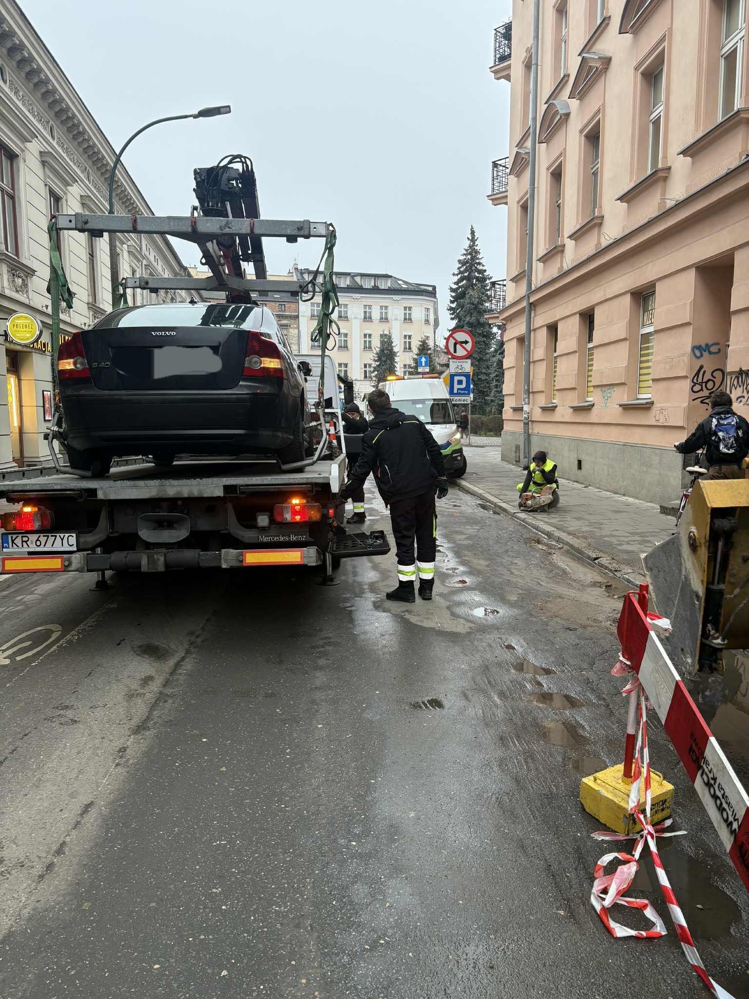 Utrudnienia na Dolnych Młynów i brak wody. Auta są odholowywane