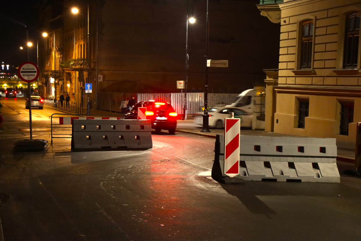 Betonowe zapory w centrum Krakowa. Mieszkańcy podzieleni: bezpieczeństwo czy pokazówka?