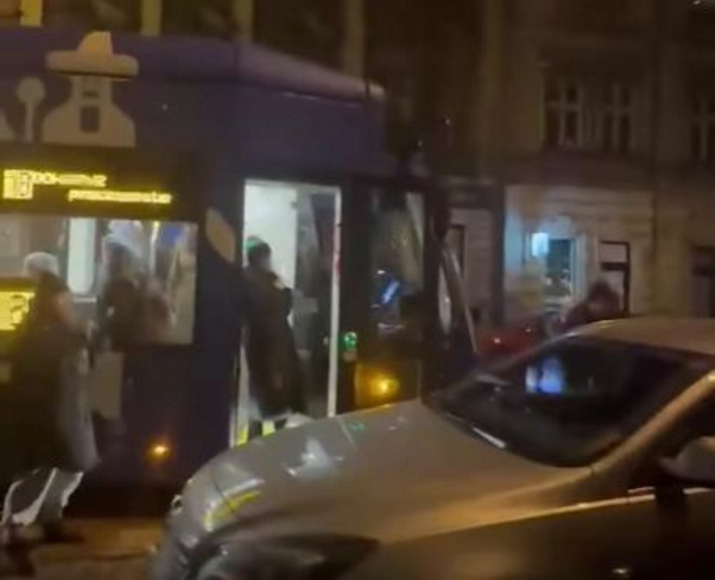 Tramwaj stanął, pasażerowie ruszyli na pomoc. Tak poradzili sobie na Długiej [VIDEO]