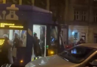 "Pasażerowie przesunęli samochód na Długiej"