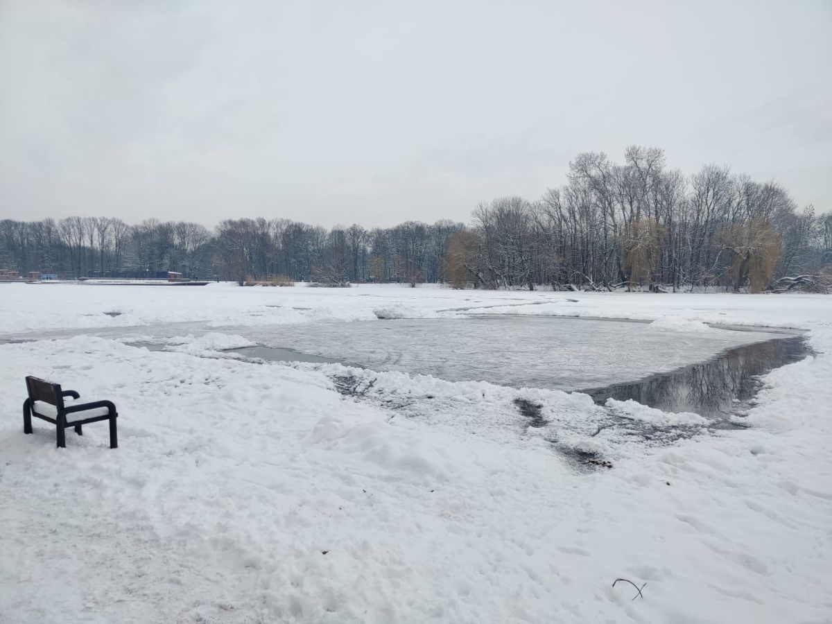 Zima w Nowej Hucie kusi lodowiskiem na zalewie. To może być bardzo niebezpieczne [ZDJĘCIA]