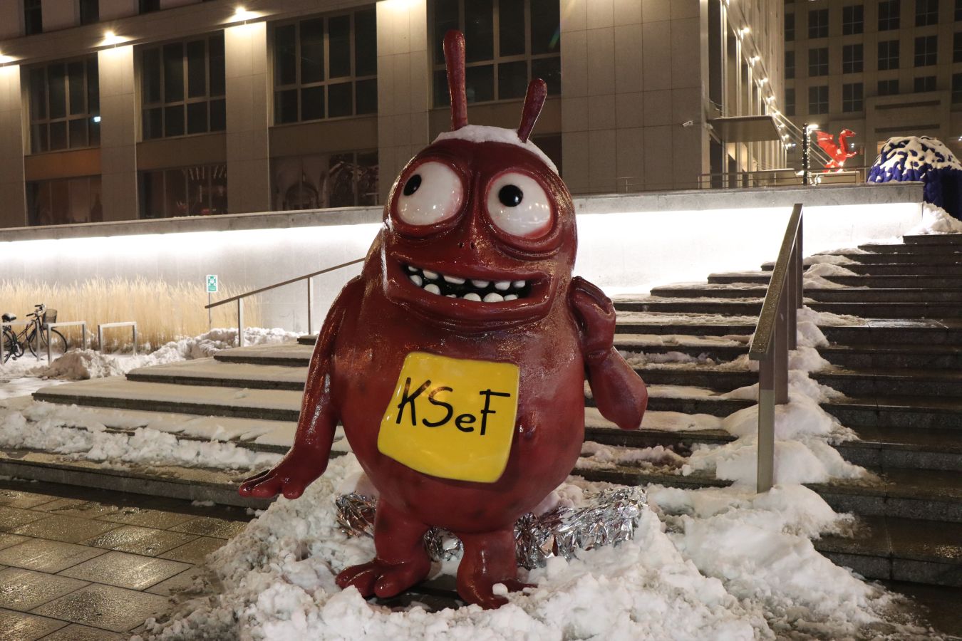 Co stanęło przed Unity Centre? Czerwony stworek zaskakuje przechodniów [ZDJĘCIA]