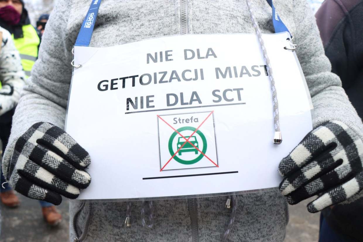 Policjanci zatrzymali dwie osoby odpowiedzialne za kradzieże znaków SCT