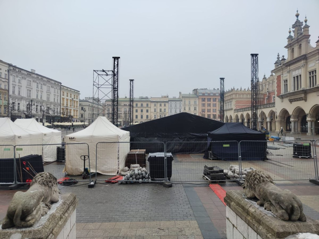 Ruszyła budowa sceny na Rynku Głównym. W niedzielę muzyczne wydarzenie [ZDJĘCIA]