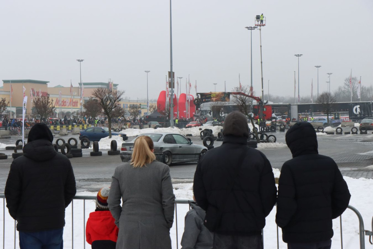 Spektakularne wydarzenie na parkingu przed M1 Kraków przyciągnęło tłumy [ZDJĘCIA]