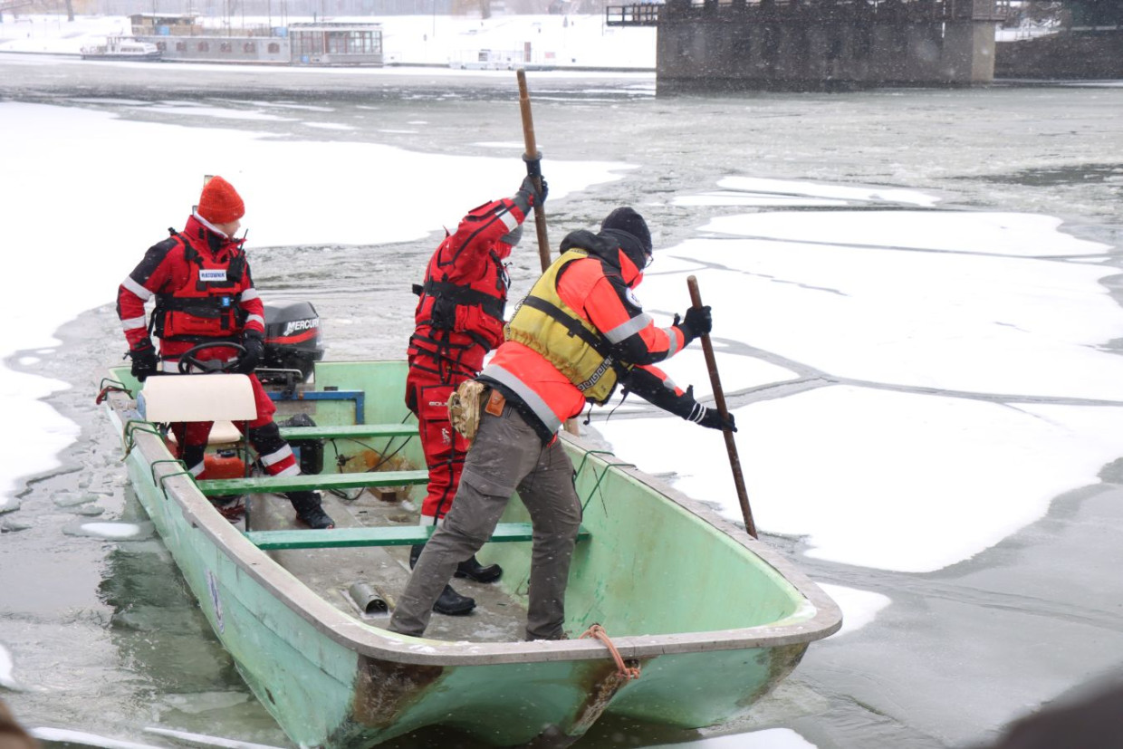 Miejscami zamarznięta Wisła w Krakowie. WOPR ostrzega: to śmiertelne zagrożenie [ZDJĘCIA]