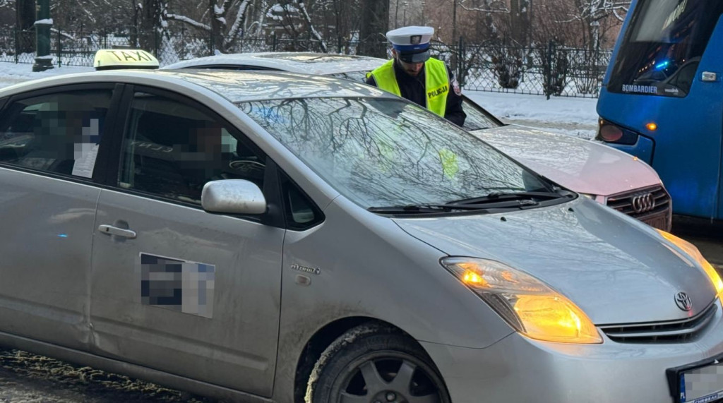 Setki kontroli i deszcz mandatów w Krakowie. Policja prześwietliła przewóz osób