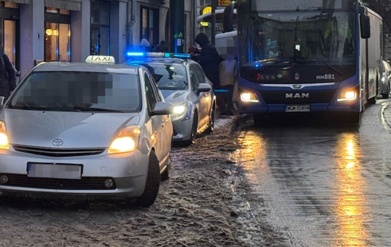 Setki kontroli i deszcz mandatów w Krakowie. Policja prześwietliła przewóz osób