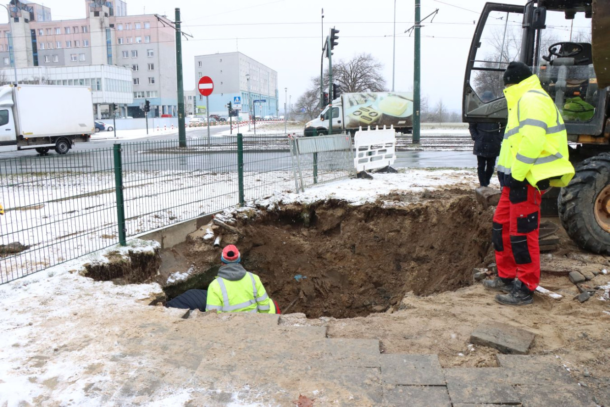 Podmyte torowisko na Placu Centralnym. Byliśmy na miejscu [ZDJĘCIA]