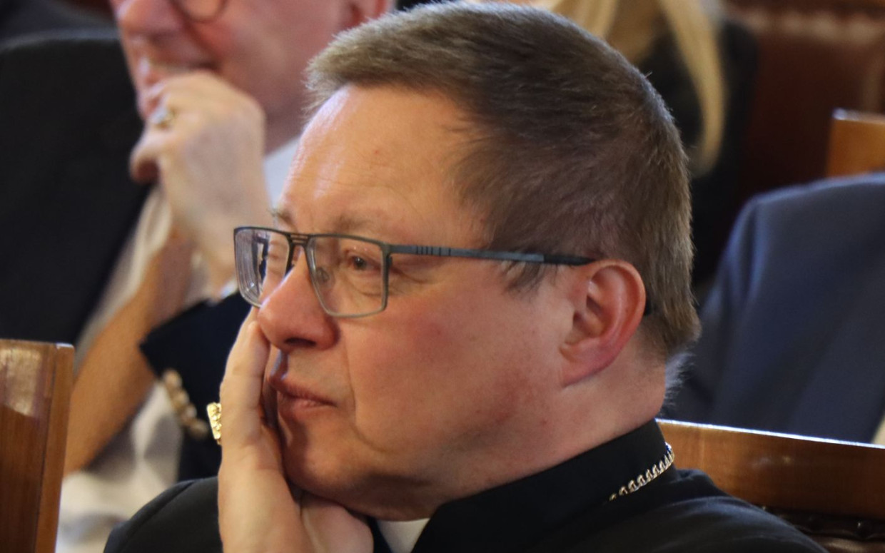 Wizerunek metropolity wykorzystany w sieci. Archidiecezja mówi o oszustwie