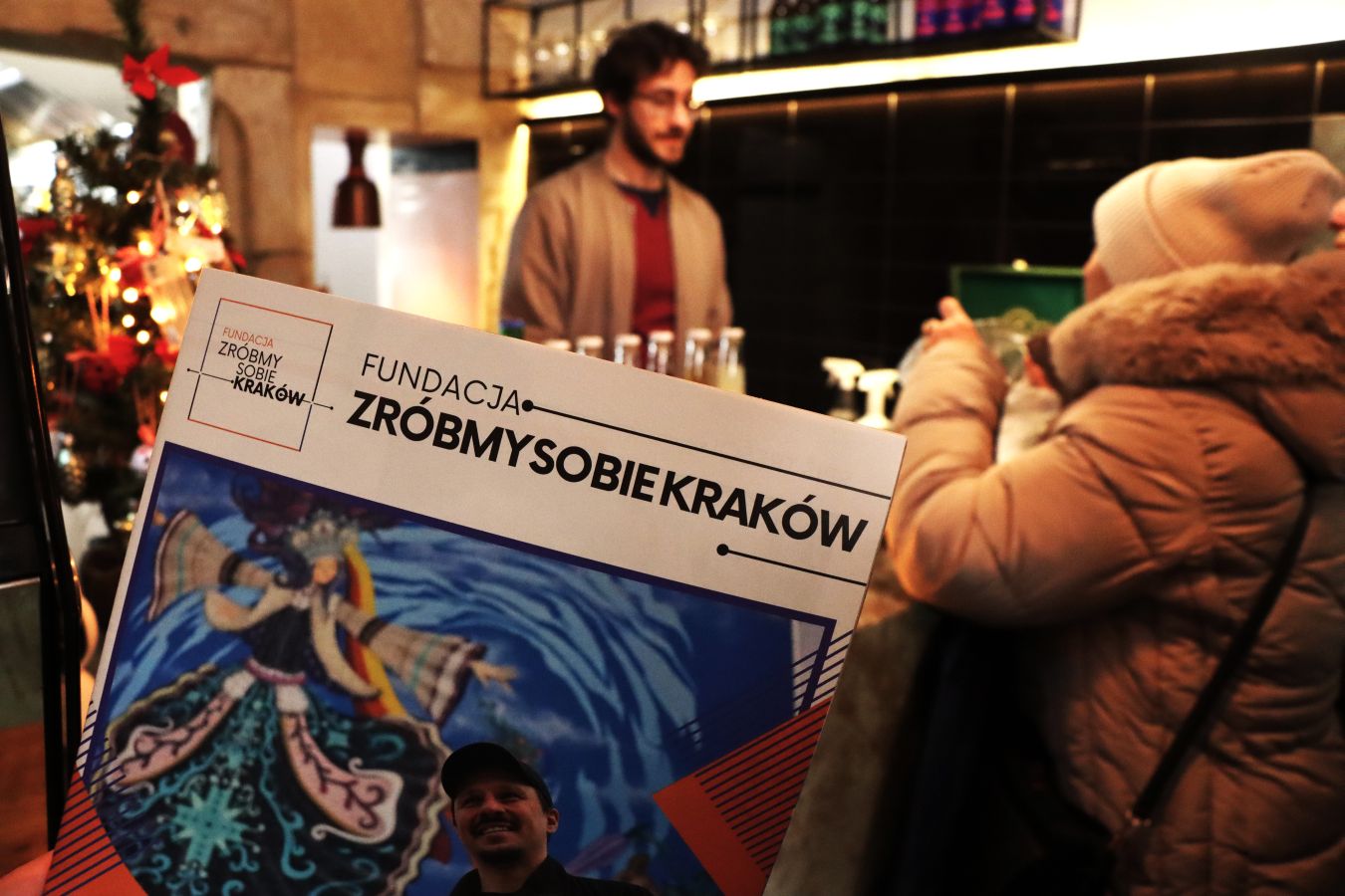 Kolejka przed lokalem na Siennej. Wszystko przez darmową maczankę [ZDJĘCIA]