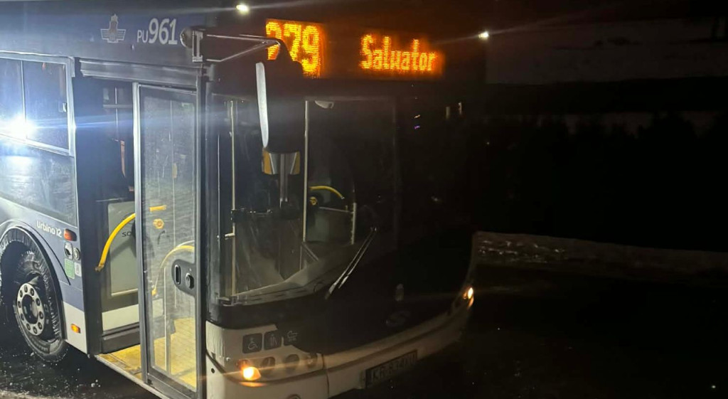 Ślisko na drogach. Autobus MPK wpadł w poślizg