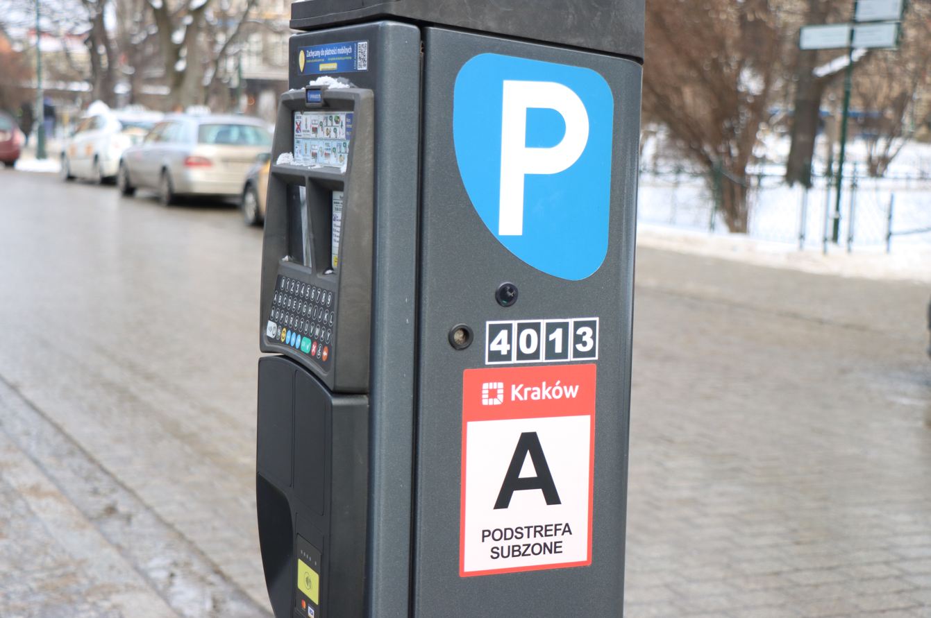 Jest praca w Krakowie! Szukają kontrolerów strefy parkowania. Sprawdzamy, ile można zarobić
