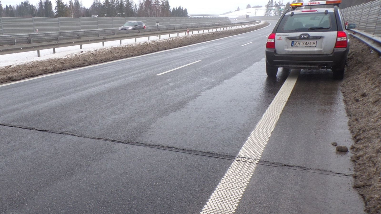 Pęknięcia na nowym odcinku zakopianki. Drogowcy zapowiadają doraźną naprawę
