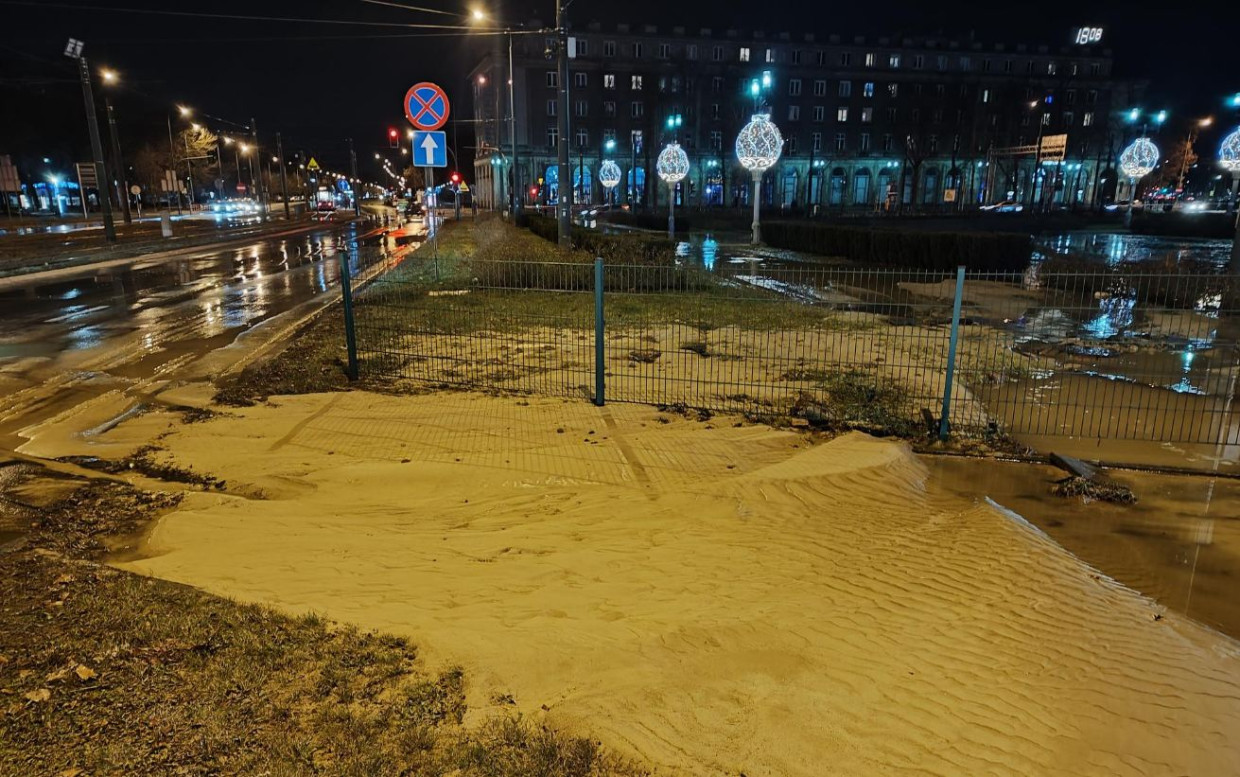 Wstrzymano ruch tramwajów. Pod torowiskiem powstała pusta przestrzeń o głębokości ok. 2 metrów